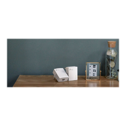 TP-LINK | Gigabit Powerline Starter Kit | TL-PA7017 KIT | 10/100/1000 Mbit/s | Ethernet LAN (RJ-45) ports 1 | No Wi-Fi | Data transfer rate (max) 1000 Mbit/s | Extra socket
