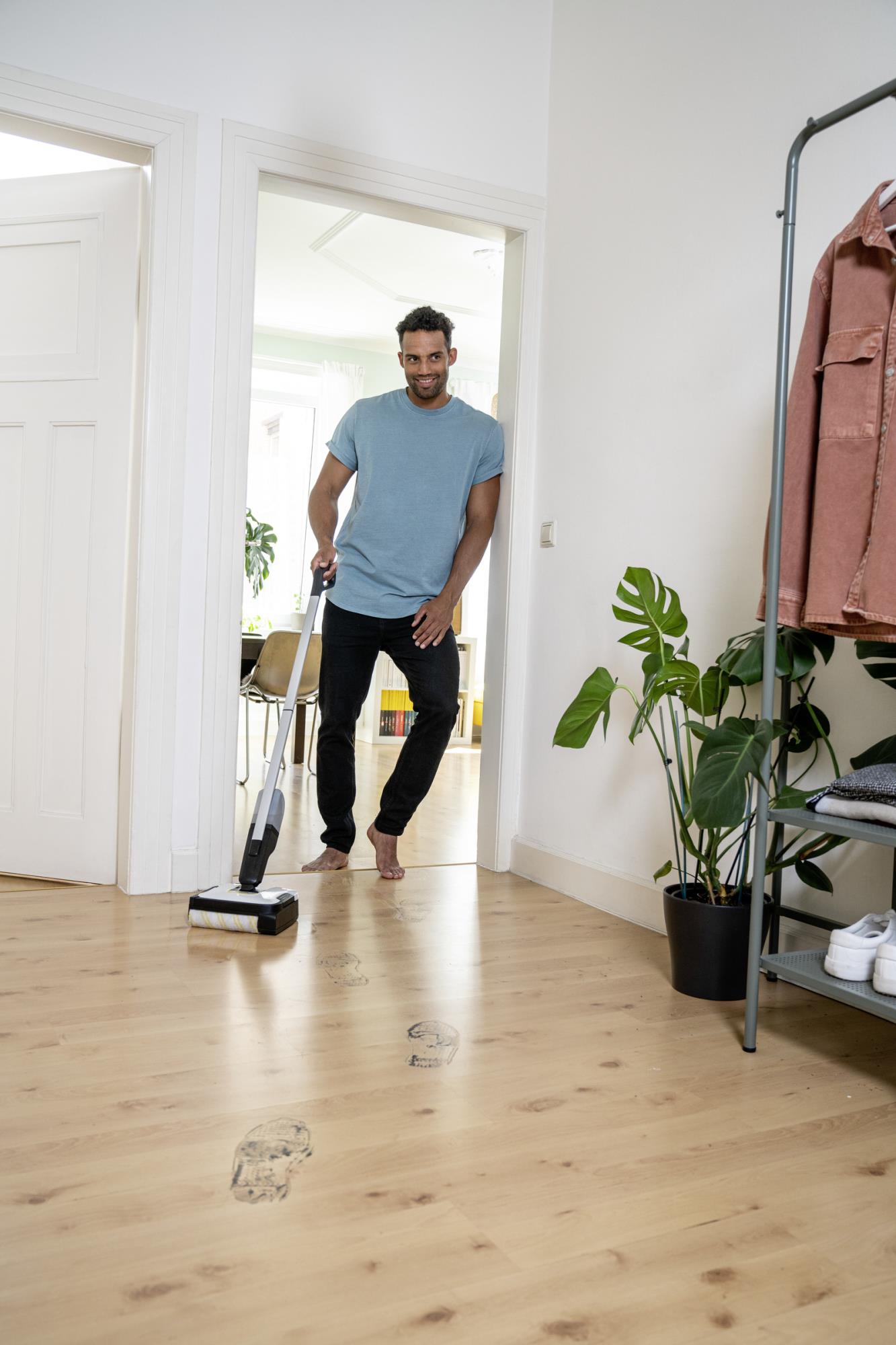 Vacuum Cleaner KARCHER dry&wet Electric broom Grey/White/Black Bagless Battery 2.3 kg 1.056-200.0