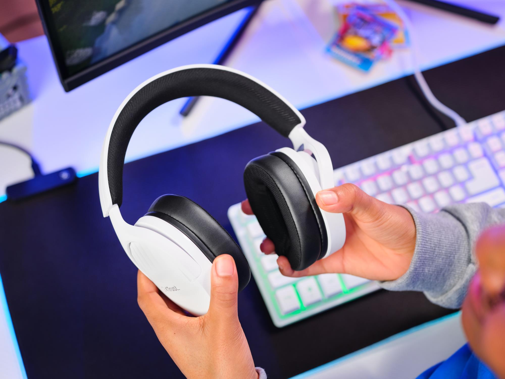 HEADSET GXT489W FAYZO/WHT 25210 TRUST