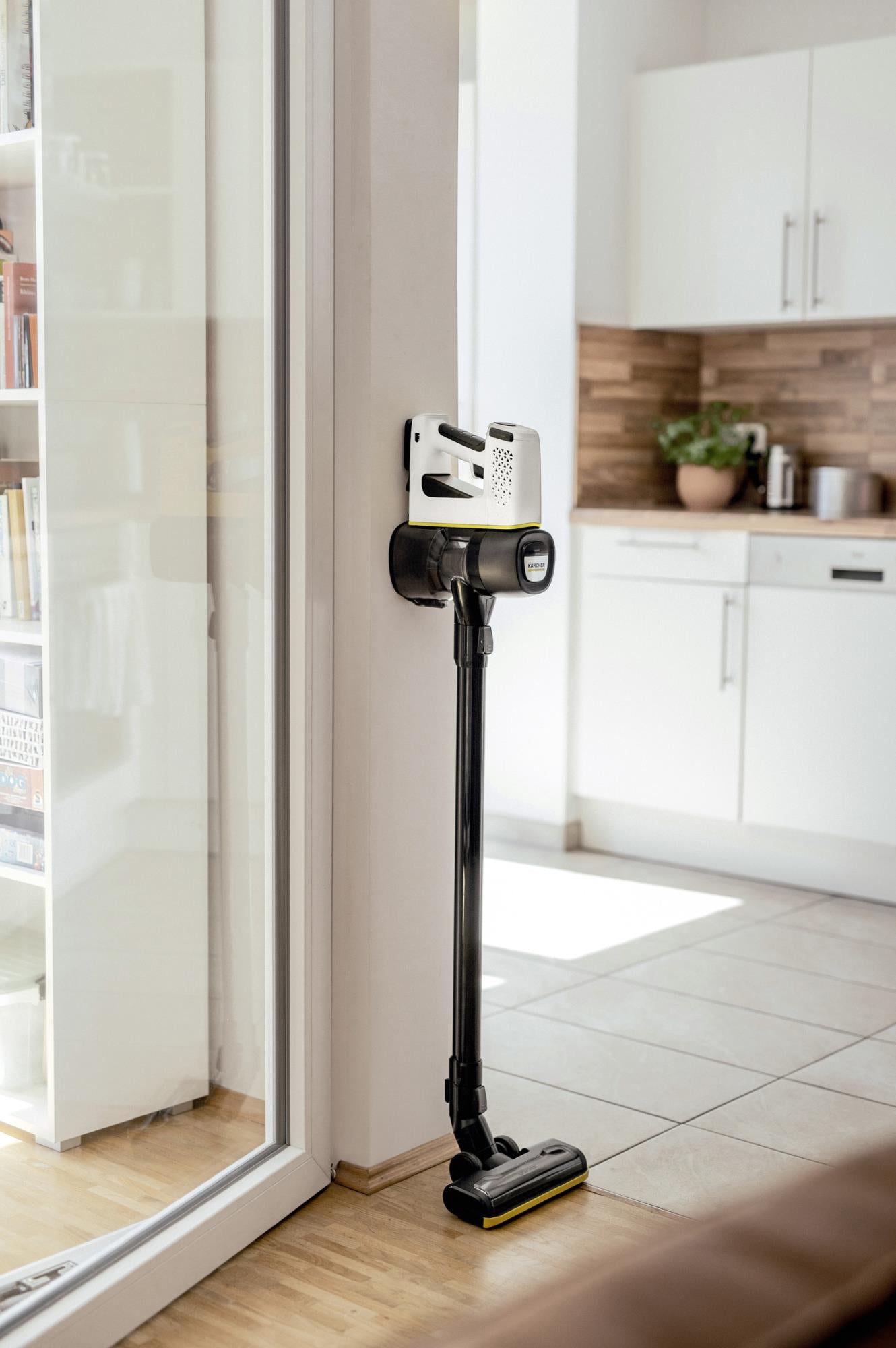 Vacuum Cleaner KARCHER Battery-power vacuum cleaner VC 4 Cordless myHome Car Cordless/Bagless/Car cleaning Capacity 0.65 l Noise 78 dB White Weight 2.4 kg 1.198-632.0