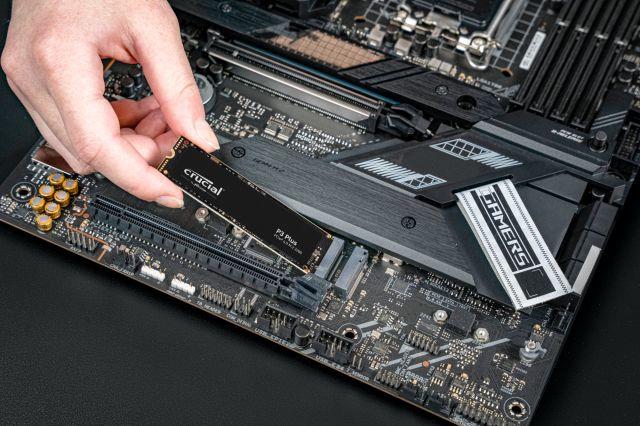 SSD CRUCIAL P3 Plus 1TB M.2 NVMe 3D NAND Write speed 3600 MBytes/sec Read speed 5000 MBytes/sec TBW 220 TB MTBF 1500000 hours CT1000P3PSSD8